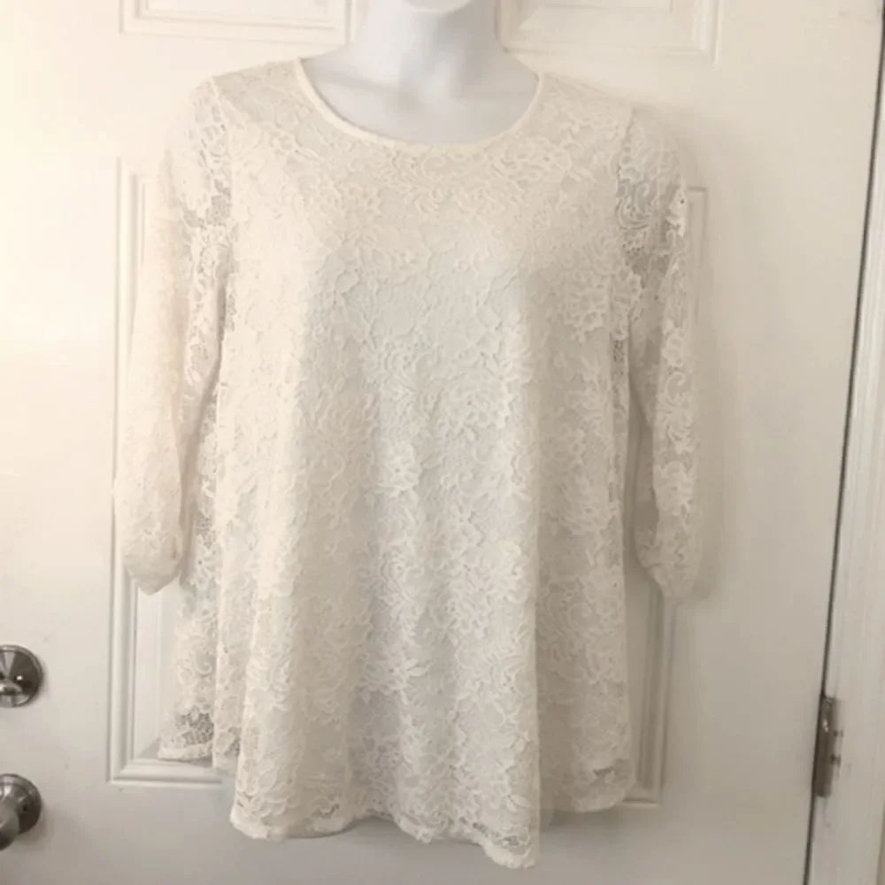 New Directions off-white fully lined lace 3/4 sleeve with ruching tunic